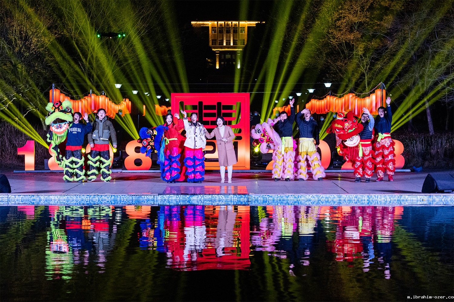 教职工舞狮队向观众朋友祝新年好(侯国涛 摄)