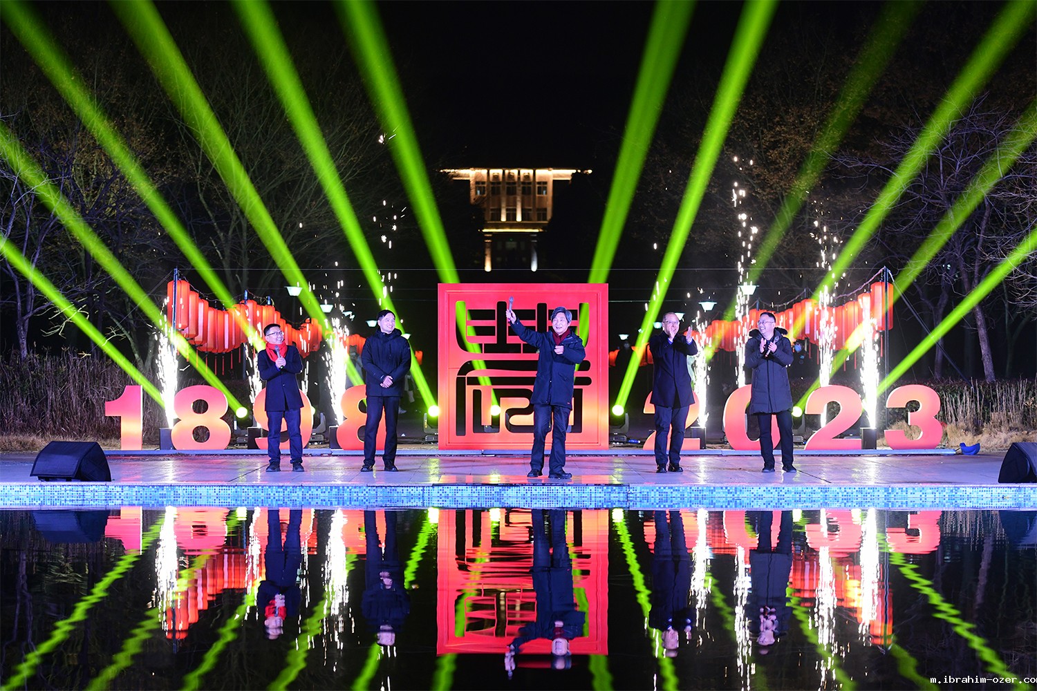 校领导向现场观众致新年祝福(记者 刘涛 摄)